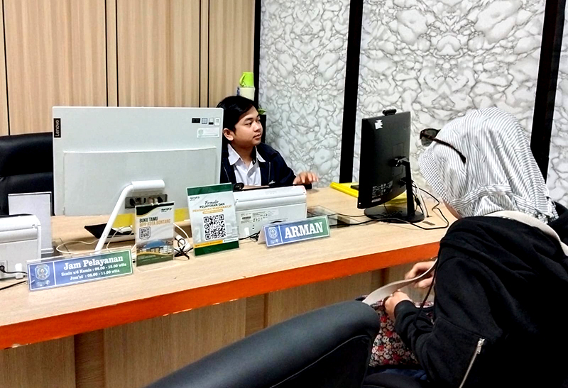 teraskata - Suasana pelayanan di Kantor DPMPTSP Kota Bontang.