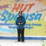 teraskata - Wali Kota Bontang, Dr. dr. Hj. Neni Moerniaeni, Sp.OG menyampaikan sambutan pada Peringatan HUT ke-42 SMPN 1 Bontang, Sabtu (15/11/2025).