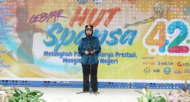 teraskata - Wali Kota Bontang, Dr. dr. Hj. Neni Moerniaeni, Sp.OG menyampaikan sambutan pada Peringatan HUT ke-42 SMPN 1 Bontang, Sabtu (15/11/2025).