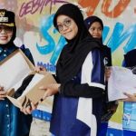 Wali Kota Bontang, Dr. dr. Hj. Neni Moerniaeni, Sp.OG menyerahkan bantuan perlengakapan sekolah kepada siswa SMPN 1 Bontang, pada Peringatan HUT ke-42 SMPN 1 Bontang, Sabtu (15/11/2025).