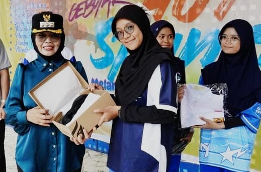 Wali Kota Bontang, Dr. dr. Hj. Neni Moerniaeni, Sp.OG menyerahkan bantuan perlengakapan sekolah kepada siswa SMPN 1 Bontang, pada Peringatan HUT ke-42 SMPN 1 Bontang, Sabtu (15/11/2025).