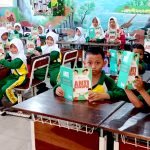 teraskata-Murid SDN 011 Bontang Selatan mengikuti kegiatan pembelajaran dan sosialisasi anti korupsi.