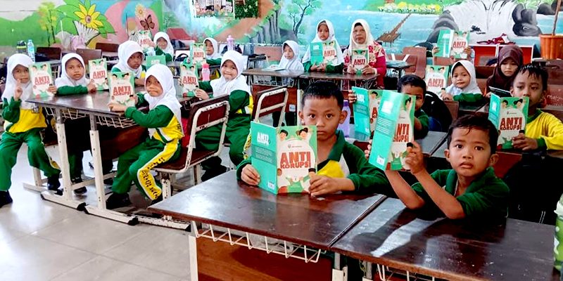 teraskata-Murid SDN 011 Bontang Selatan mengikuti kegiatan pembelajaran dan sosialisasi anti korupsi.