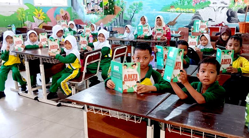teraskata-Murid SDN 011 Bontang Selatan mengikuti kegiatan pembelajaran dan sosialisasi anti korupsi.