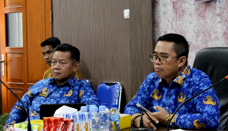 Teraskata.com - Wakil Bupati Kutim, Mahyunadi (kanan) bersama Plt Kepala Bappeda Kutim, Noviari Noor (kiri) yang juga selaku Asisten II Bidang Perekonomian dan Pembangunan Setkab Kutim