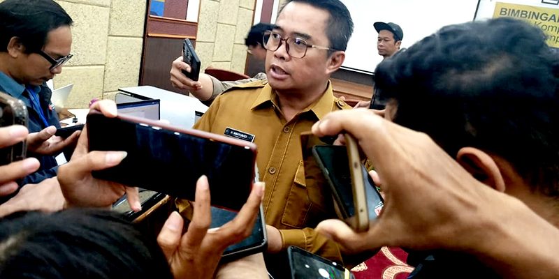 Wakil Bupati Kutai Timur, Mahyunadi saat diwawancarai wartawan. (ft:Ronny/teraskata)