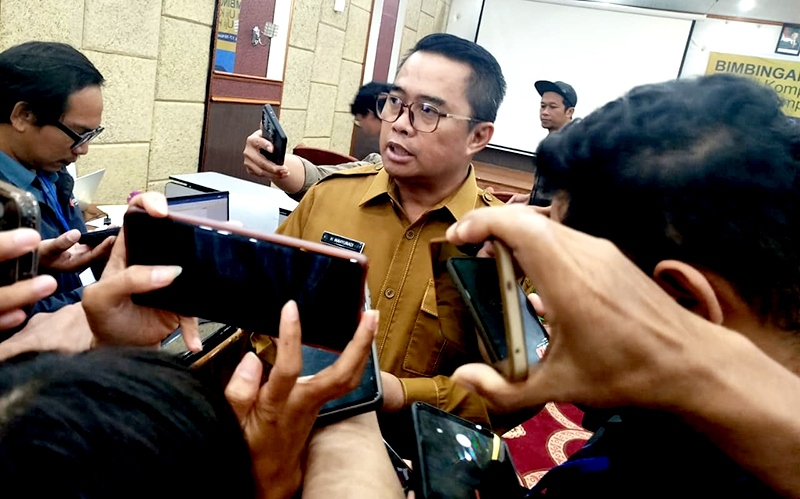 Wakil Bupati Kutai Timur, Mahyunadi saat diwawancarai wartawan. (ft:Ronny/teraskata)