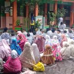 Suasana salat berjamaah sisw-siswi SDN 005 Bontang Utara
