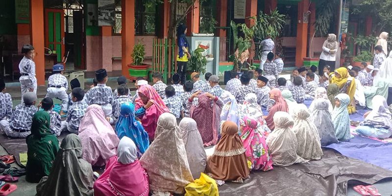 Suasana salat berjamaah sisw-siswi SDN 005 Bontang Utara