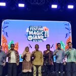 Bupati Kutai Timur, Ardiansyah Sulaiman (tengah) dalam acara penutupan Festival Magic Land Kutim.