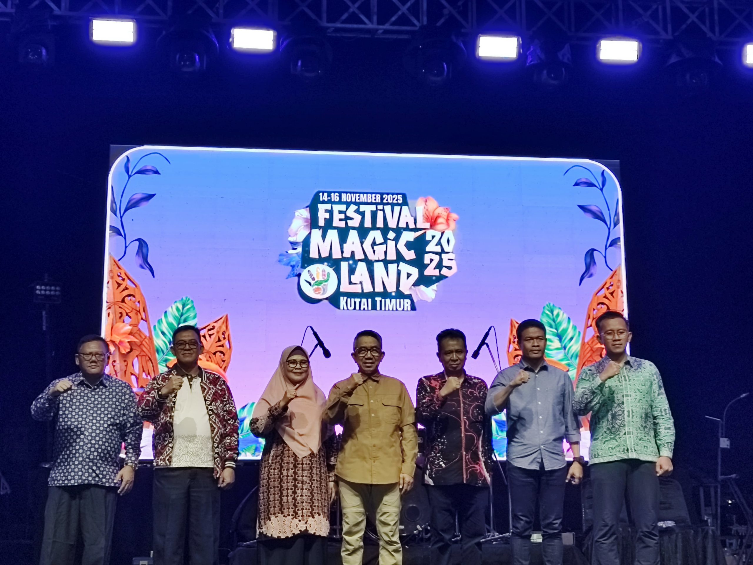 Bupati Kutai Timur, Ardiansyah Sulaiman (tengah) dalam acara penutupan Festival Magic Land Kutim.