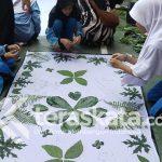 Siswa SD Negeri 004 Bontang Utara mengikuti kegiatan kokurikuler bertema ecoprint.