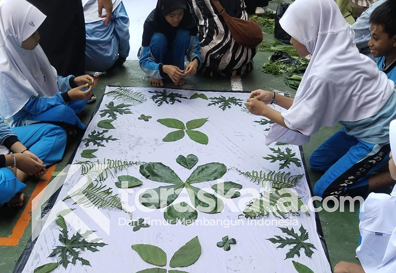 Siswa SD Negeri 004 Bontang Utara mengikuti kegiatan kokurikuler bertema ecoprint.