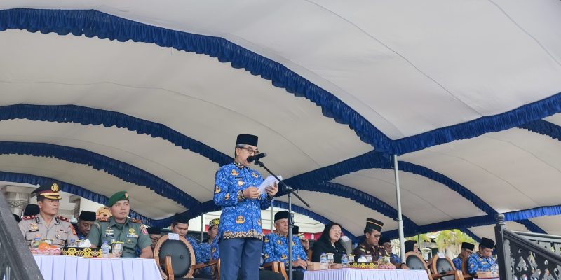 Bupati Kutim Ardiansyah Sulaiman, menjadi inspektur Upacara Peringatan HUT KORPRI Ke-54 di halaman Kantor Bupati Kutim, Bukit Pelangi, Sangatta Utara, Senin (1/12).