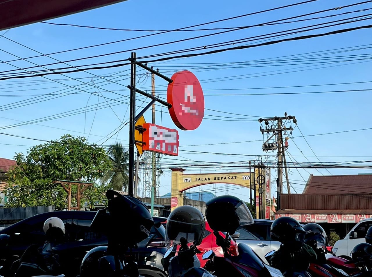 Rambu Jalan Tertutup Reklame Toko, Pengguna Jalan Terancam Keselamatan