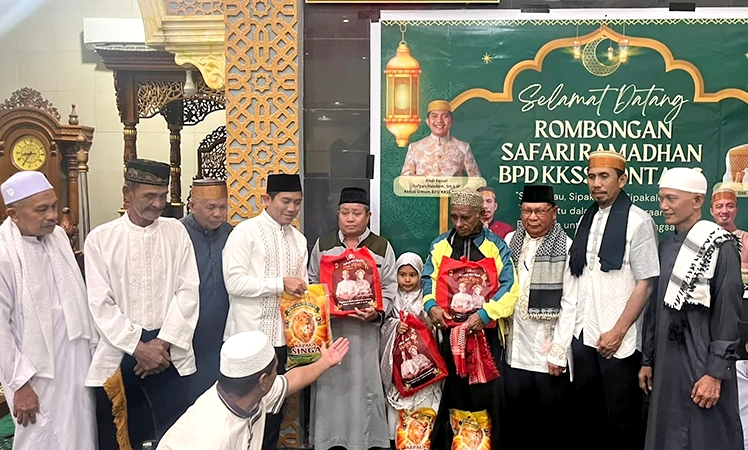 KKSS Bontang Bagikan Sembako ke 50 Duafa, Masjid Dapat Rp50 Juta