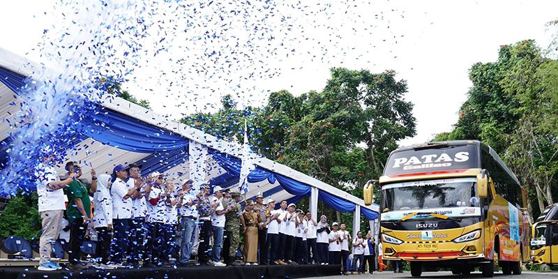 Wali Kota Bontang, Neni Moerniaeni melepas peserta program Mudik Nyaman Bersama Pupuk Indonesia bertajuk “Mudik Aman, Berbagi Harapan” yang digelar oleh PT Pupuk Kalimantan Timur (PKT), Rabu (18/3/2026)