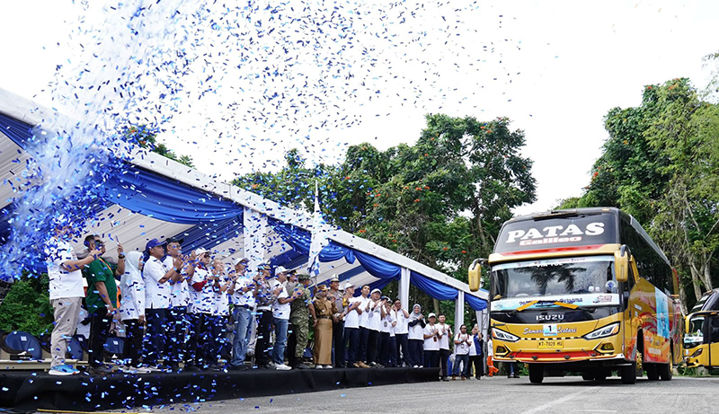 Wali Kota Bontang, Neni Moerniaeni melepas peserta program Mudik Nyaman Bersama Pupuk Indonesia bertajuk “Mudik Aman, Berbagi Harapan” yang digelar oleh PT Pupuk Kalimantan Timur (PKT), Rabu (18/3/2026)