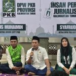 Ketua DPD PKB Kaltim, Syafruddin (baju putih peci hitam) saat memberi sambutan di acara buka puasa bersama di Kantor DPD PKB, Senin (2/3/2026)