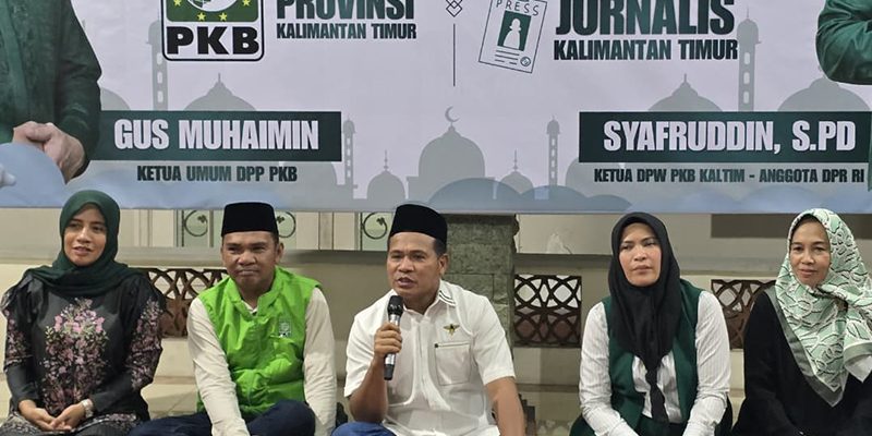 PKB Kaltim tak usung Rudy Mas'ud Ketua DPD PKB Kaltim, Syafruddin (baju putih peci hitam) saat memberi sambutan di acara buka puasa bersama di Kantor DPD PKB, Senin (2/3/2026)