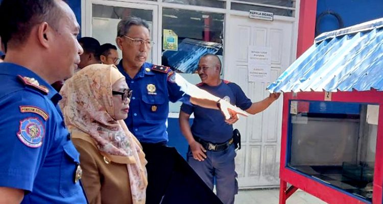 Wali Kota Bontang, Neni Moerniaeni saat melakukan sidak di Kantor Dinas Pemadam Kebakaran Kota Bontang.