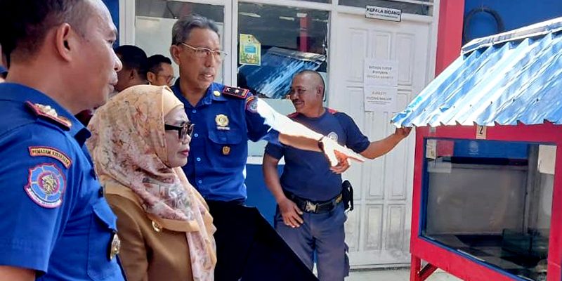 Wali Kota Bontang, Neni Moerniaeni saat melakukan sidak di Kantor Dinas Pemadam Kebakaran Kota Bontang.