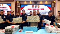 Direktur Reserse Kriminal Khusus Polda Kaltim, Kombes Pol Bambang Yugo Pamungkas didampingi Kabid Humas Polda Kaltim Kombes Pol Yuliyanto saat memperlihatkan uang dan dokumen korupsi UPTD BLKI Balikpapan, Kamis (23/4/2026)
