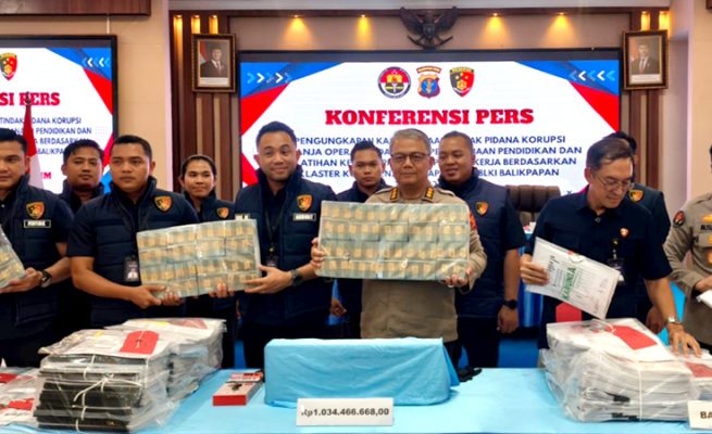 Direktur Reserse Kriminal Khusus Polda Kaltim, Kombes Pol Bambang Yugo Pamungkas didampingi Kabid Humas Polda Kaltim Kombes Pol Yuliyanto saat memperlihatkan uang dan dokumen korupsi UPTD BLKI Balikpapan, Kamis (23/4/2026)