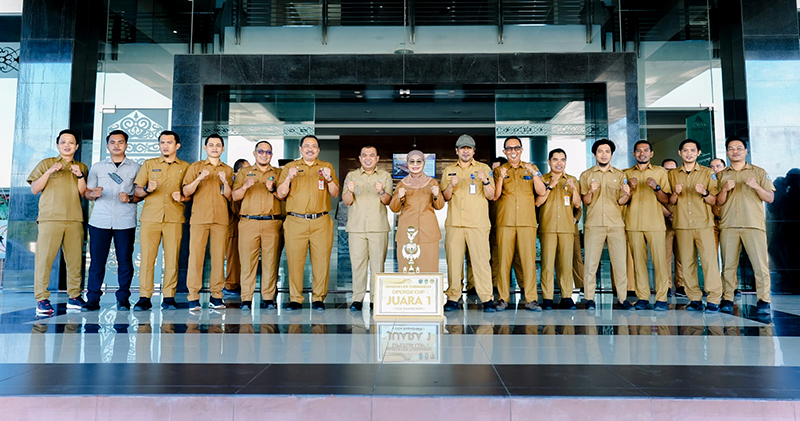 Neni Moerniaeni usai memimpin apel pagi di lingkungan Sekretariat Daerah Kota Bontang, Senin (642026).