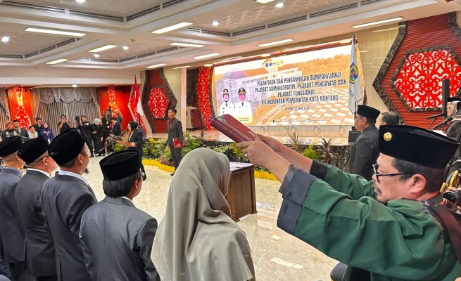 Wali Kota melantik sejumlah pejabat di Auditorium 3D, Jalan Awang Long, Selasa (21/4/2026)