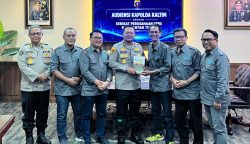 Kapolda Kaltim Irjen Endar Priantoro (tengah) saat menerima buku dari Ketua SPS Kaltim, Ajid Kurniawan di Mapolda Kaltim, Kamis (23/04/2026).