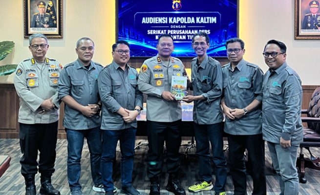 Kapolda Kaltim Irjen Endar Priantoro (tengah) saat menerima buku dari Ketua SPS Kaltim, Ajid Kurniawan di Mapolda Kaltim, Kamis (23/04/2026).