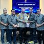 Kapolda Kaltim Irjen Endar Priantoro (tengah) saat menerima buku dari Ketua SPS Kaltim, Ajid Kurniawan di Mapolda Kaltim, Kamis (23/04/2026).