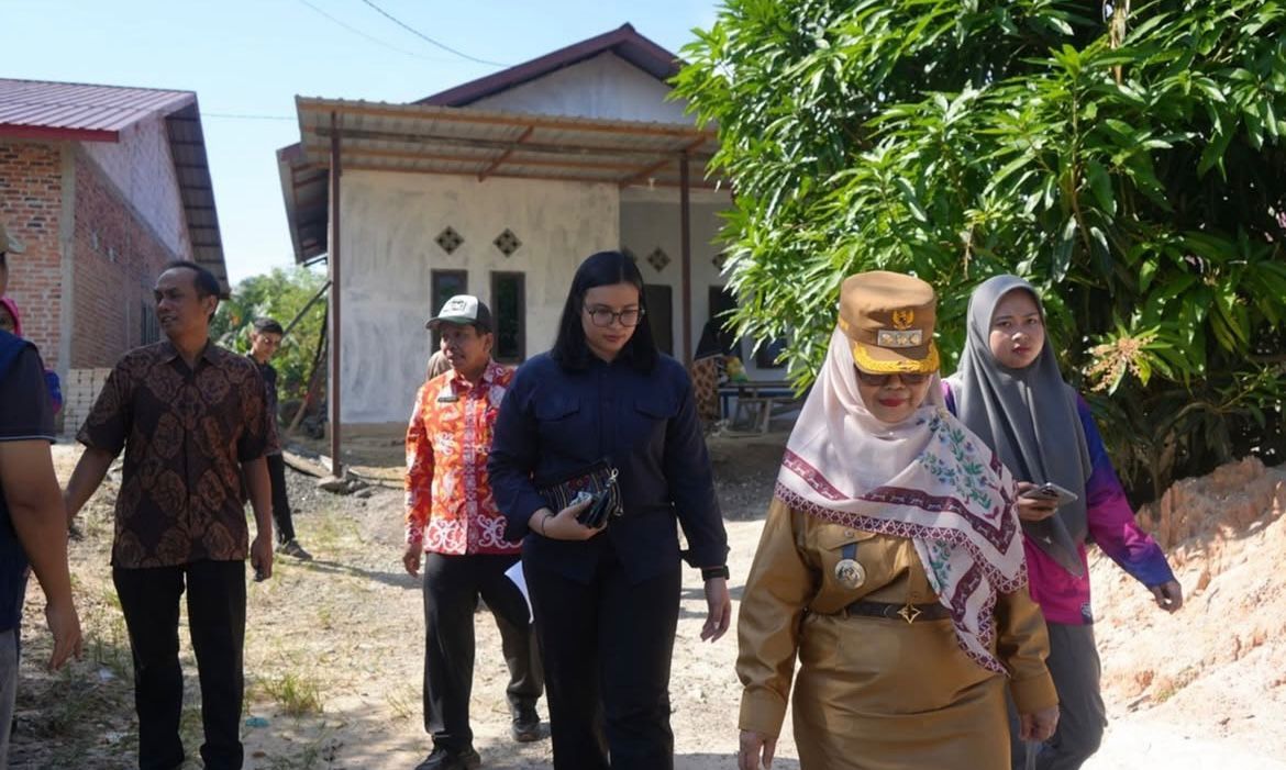 Wali Kota Bontang, Neni Moerniaeni, menemukan adanya anak putus sekolah saat meninjau lokasi program Rumah Tidak Layak Huni (RTLH) di Kelurahan Bontang Lestari.