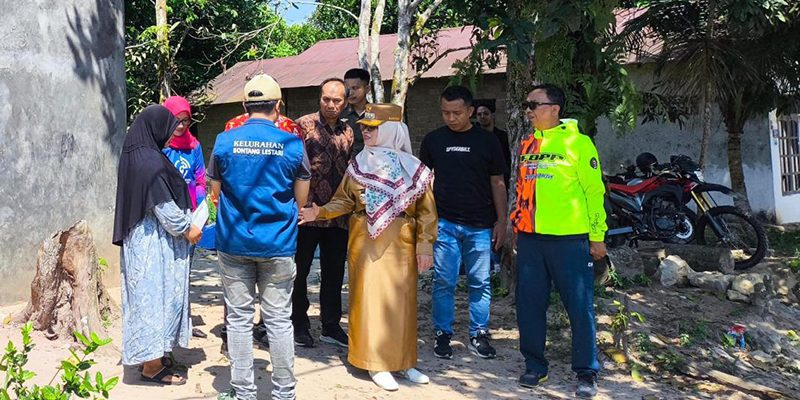 Wali Kota Bontang, Neni Moerniaeni, meninjau langsung progres program Renovasi Rumah Tidak Layak Huni (RTLH) di Kelurahan Bontang Lestari, Jumat pagi.