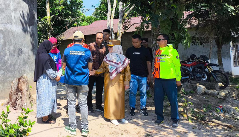 Wali Kota Bontang, Neni Moerniaeni, meninjau langsung progres program Renovasi Rumah Tidak Layak Huni (RTLH) di Kelurahan Bontang Lestari, Jumat pagi.