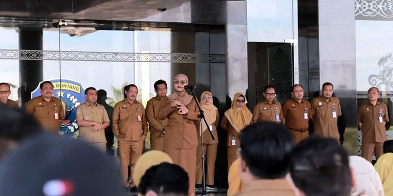 Wali Kota Bontang, Neni Moerniaeni saat memimpin kegiatan apel (Ist).