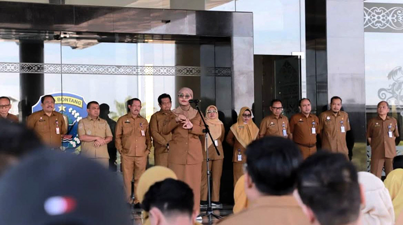 Wali Kota Bontang, Neni Moerniaeni saat memimpin kegiatan apel (Ist).