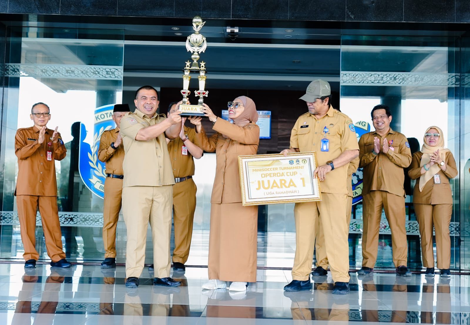 Wali Kota Bontang, Neni Moerniaeni saat menyerahkan piala pertandingan Operda Cup Liga Ramadan 2026 (Ist).