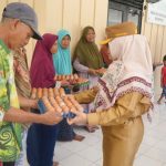 Wali Kota Bontang Serahkan Bantuan Lansia di Bontang Lestari, Jumat (27/3/2026).