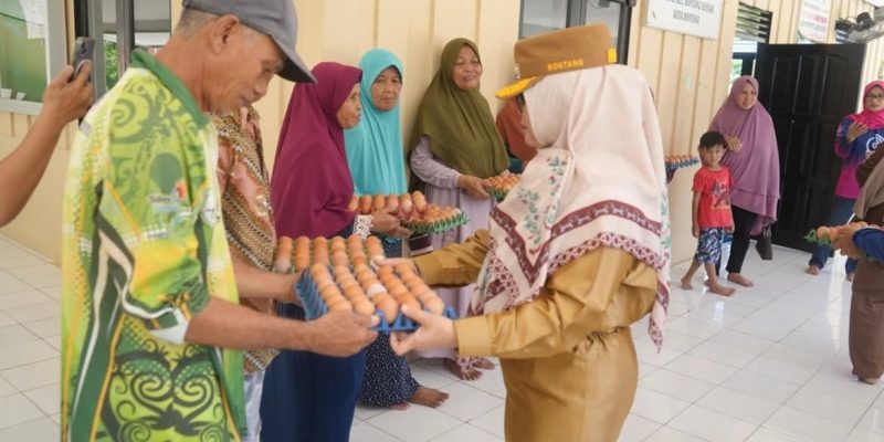 Wali Kota Bontang Serahkan Bantuan Lansia di Bontang Lestari, Jumat (27/3/2026).