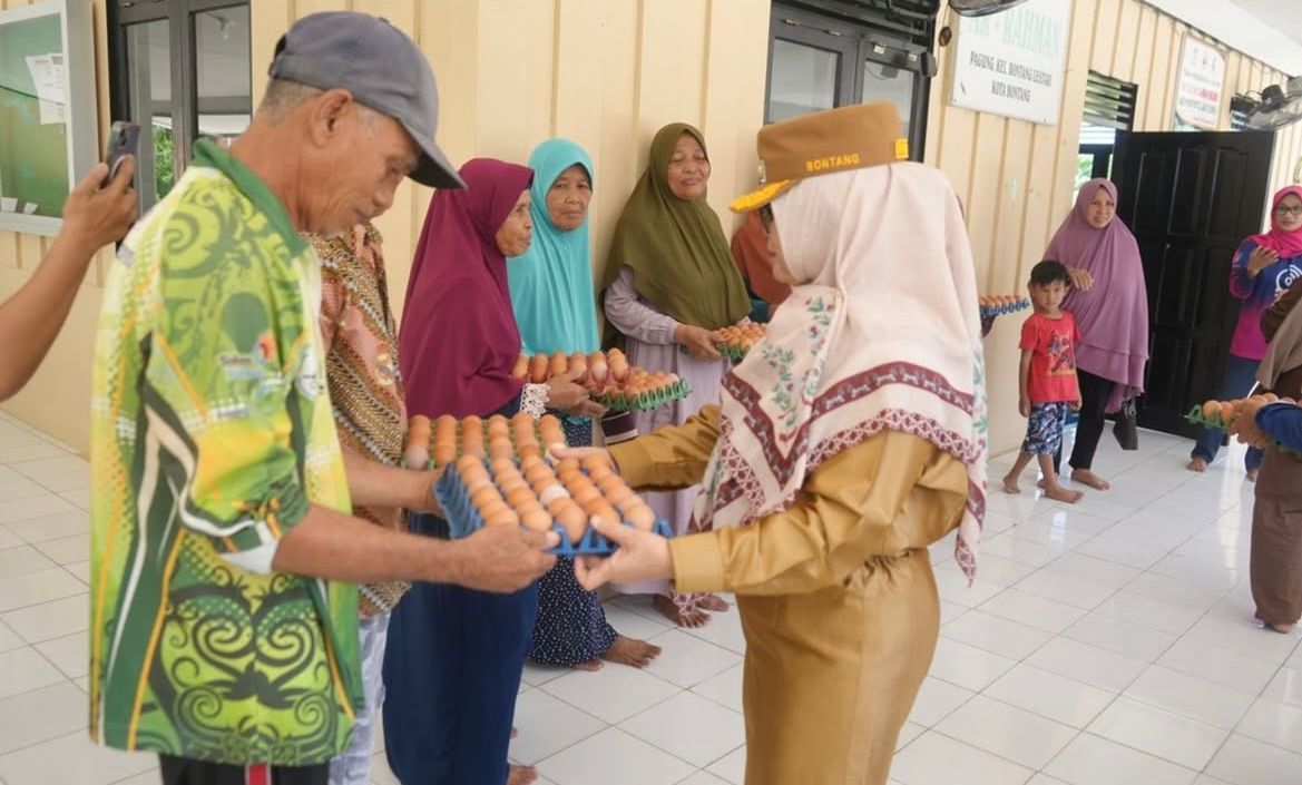 Wali Kota Bontang Serahkan Bantuan Lansia di Bontang Lestari, Jumat (27/3/2026).