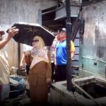 Wali Kota Bontang, Neni Moerniaeni saat meninjau lokasi kebakaran di Berbas Tengah (Ist).