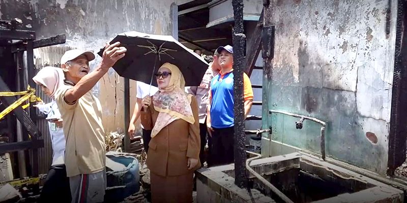 Wali Kota Bontang, Neni Moerniaeni saat meninjau lokasi kebakaran di Berbas Tengah (Ist).