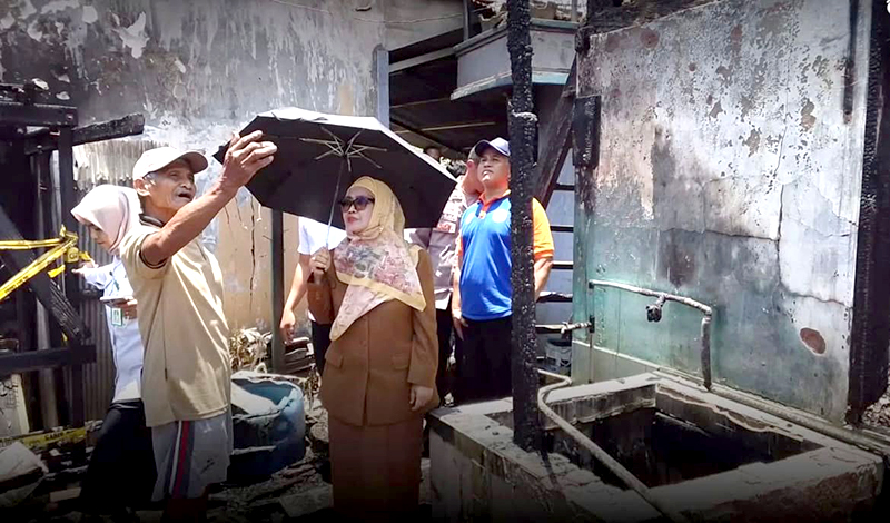 Wali Kota Bontang, Neni Moerniaeni saat meninjau lokasi kebakaran di Berbas Tengah (Ist).