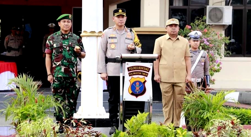 Wakil Wali Kota Bontang, Agus Haris, menghadiri Apel Gelar Pasukan Operasi Ketupat 2026 di Lapangan Polres Bontang.