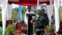 Wali Kota Bontang, Neni Moerniaeni, memimpin upacara Program TNI Manunggal Membangun Desa (TMMD) ke-128 Tahun Anggaran 2026, Rabu pagi (22/4/2026) di Jalan Dwi Sartika, RT 17, Kelurahan Bontang Kuala, Kecamatan Bontang Utara.