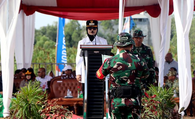 Wali Kota Bontang, Neni Moerniaeni, memimpin upacara Program TNI Manunggal Membangun Desa (TMMD) ke-128 Tahun Anggaran 2026, Rabu pagi (22/4/2026) di Jalan Dwi Sartika, RT 17, Kelurahan Bontang Kuala, Kecamatan Bontang Utara.