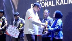 Wali Kota Bontang menerima penghargaan