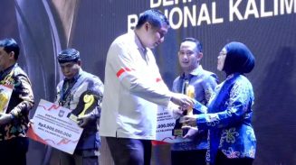 Wali Kota Bontang menerima penghargaan